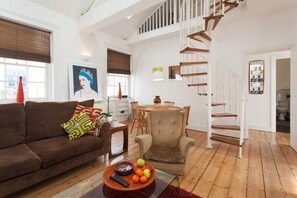 TV - LARGE SHOREDITCH 2/DBL BED LOFT APT (London)