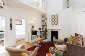 TV - LARGE SHOREDITCH 2/DBL BED LOFT APT (London)