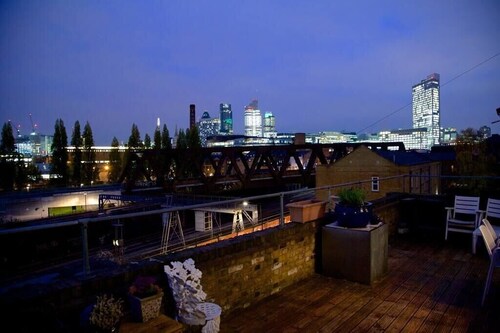 LARGE SHOREDITCH 2/DBL BED LOFT APT