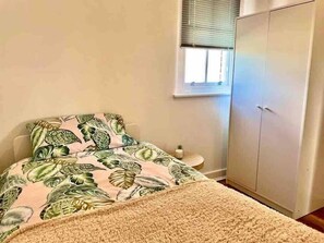 2 chambres, fer et planche à repasser, Wi-Fi, draps fournis
