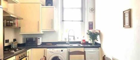 Frigorífico, horno, placa de cocina y utensilios de cocina