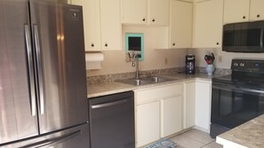 Fridge, microwave, oven, stovetop - Great Stuart location near golf, beaches and the best of the Treasure Coast! (Stuart)