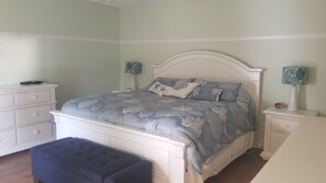 2 bedrooms, desk, iron/ironing board, WiFi