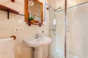 Een douche, een haardroger, handdoeken