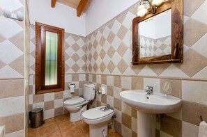 Douche, sèche-cheveux, serviettes fournies