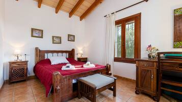 2 slaapkamers, een strijkplank/strijkijzer, reisbedje, gratis wifi