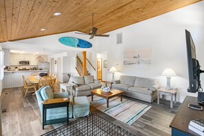 Smart-tv, eldstad, tv-spel och bordsfotboll