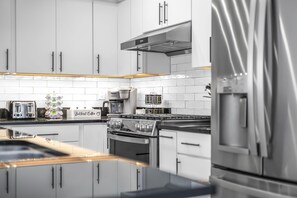 Réfrigérateur, four à micro-ondes, un four, surface de cuisson