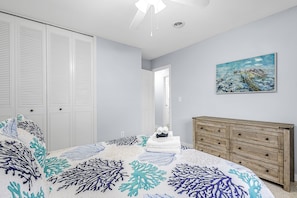 4 habitaciones, escritorio y tabla de planchar con plancha