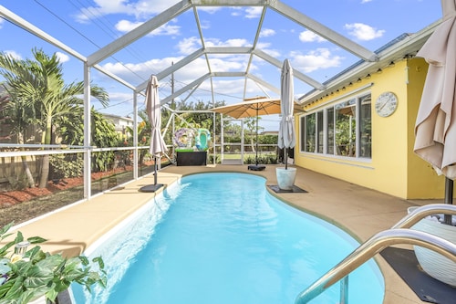 The Sandpiper Paradise: FREE Heated Pool - 10m to Beach - 20m to USSSA.
