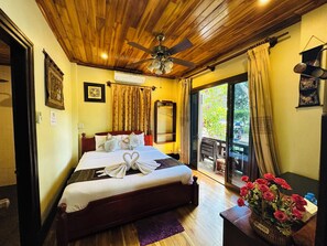 Premium bedding, down duvets, individually decorated - Anisa Mekong Riverside Villa (Luang Prabang)