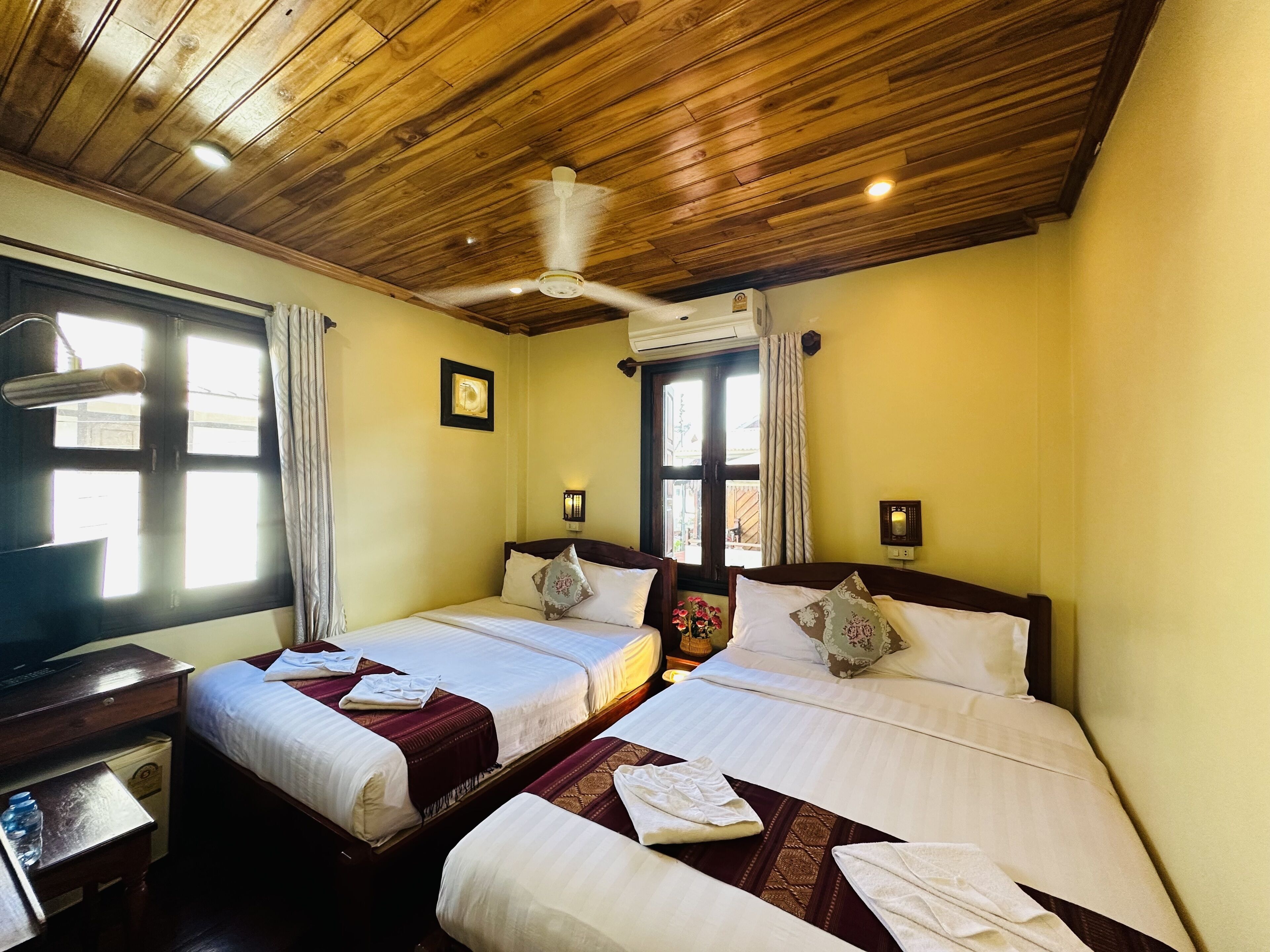 高級寝具、羽毛の掛け布団、客室ごとに異なる装飾、客室ごとに異なるインテリア