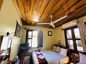 Premium bedding, down duvets, individually decorated - Anisa Mekong Riverside Villa (Luang Prabang)