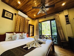 Premium bedding, down comforters, individually decorated - Anisa Mekong Riverside Villa (Luang Prabang)
