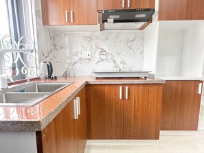 Full-size fridge, microwave, oven, rice cooker - Milanesa Hotel & Apartment (Ho Chi Minh City)