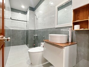 A modern bathroom with a toilet, sink, and shower. - Milanesa Hotel & Apartment (Ho Chi Minh City)