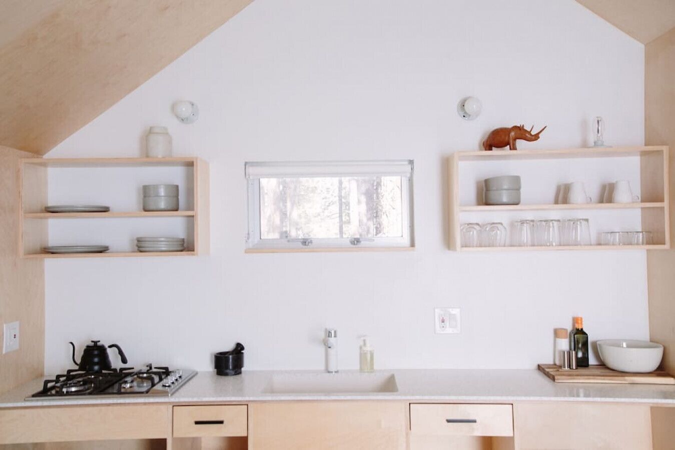 Refrigerador, parrilla de estufa y cafetera y tetera 