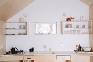 Kühlschrank, Herdplatte, Wasserkocher mit Kaffee-/Teezubehör