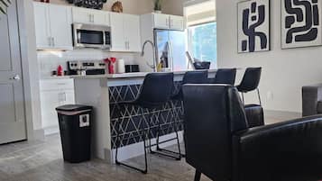 Refrigerador, microondas, horno, placa de cocina