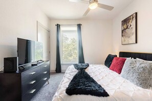 1 Schlafzimmer, Zimmersafe, Schreibtisch, Bügeleisen/Bügelbrett