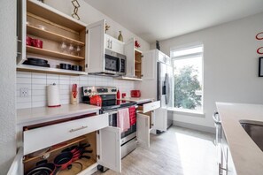 Køleskab, mikrobølgeovn, ovn, kogeplade