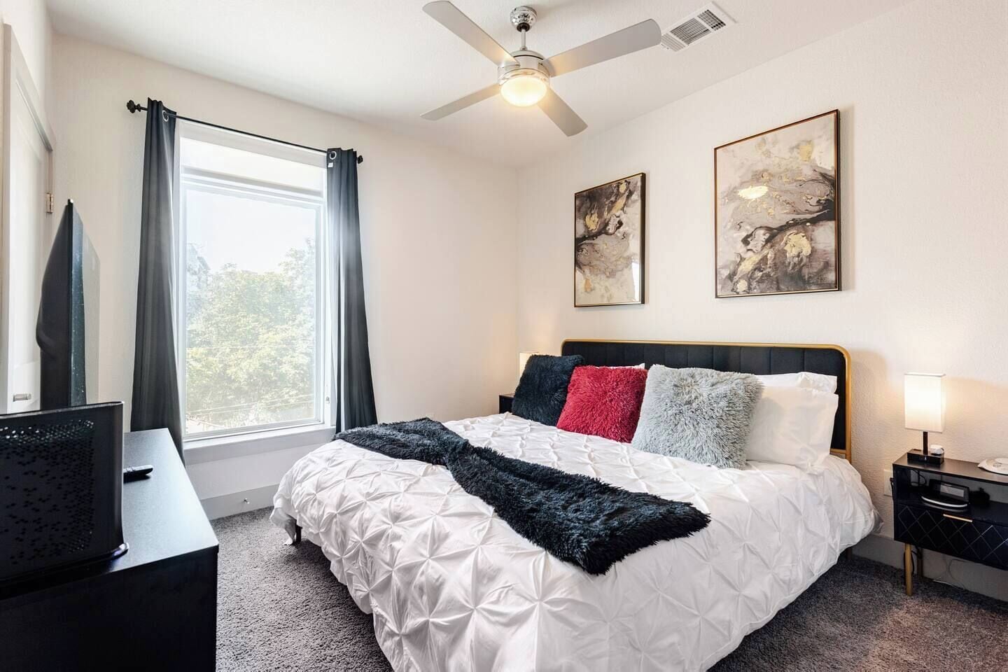 Escritorio, tabla de planchar con plancha, cuna de viaje y wifi