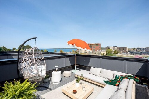 The Loft on Gillis | AC | Downtown | Beach | Rooftop |