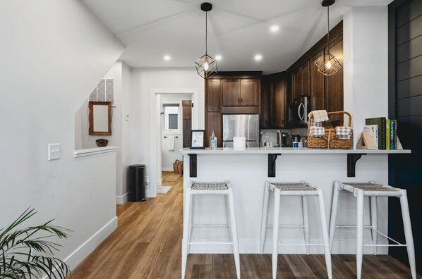 Réfrigérateur, micro-ondes, four, plaque de cuisson