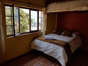 Habitación triple básica, vista al jardín | Wifi gratis