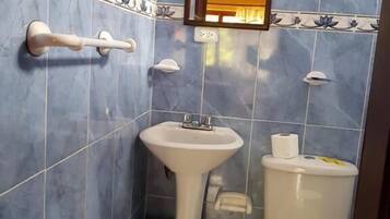 Basic Triple Room, Garden View | Bathroom