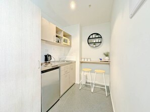 Fridge, microwave, stovetop, toaster - Unrivaled Location in AKL CITY (Auckland)