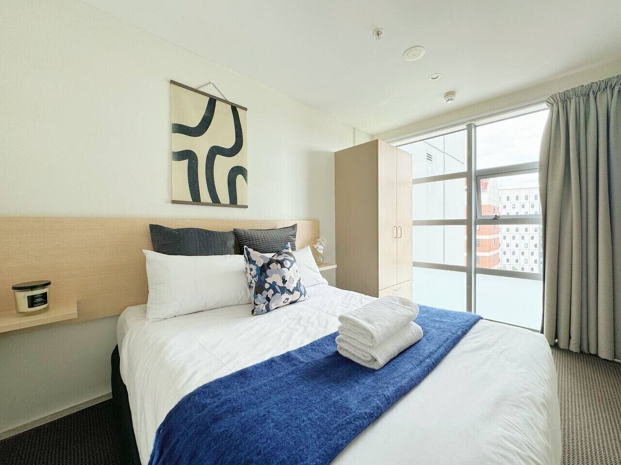 Iron/ironing board, WiFi, bed sheets