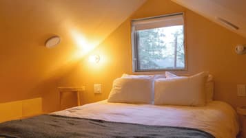 2 bedrooms, travel cot, free WiFi, bed sheets