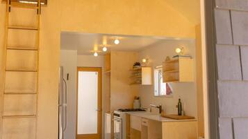 Frigorifero, forno, piano cottura, macchina per tè/caffè