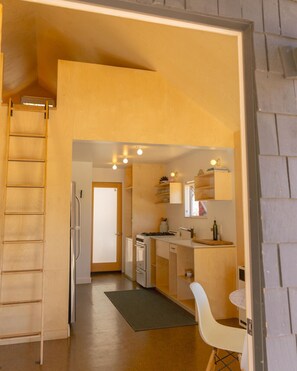 Kühlschrank, Ofen, Herdplatte, Wasserkocher mit Kaffee-/Teezubehör