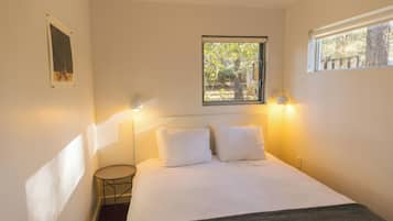 2 bedrooms, travel cot, free WiFi, bed sheets