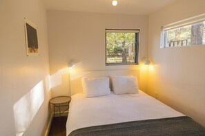 2 bedrooms, travel crib, free WiFi, bed sheets