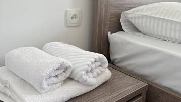 Escritorio y ropa de cama