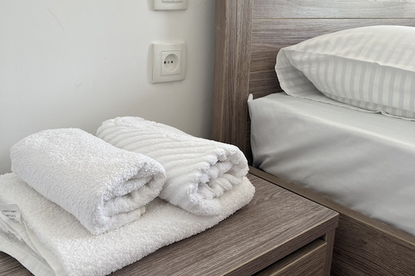 Deluxe Double Room | Desk, bed sheets