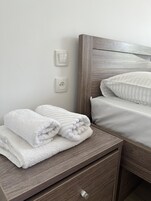 Escritorio y ropa de cama