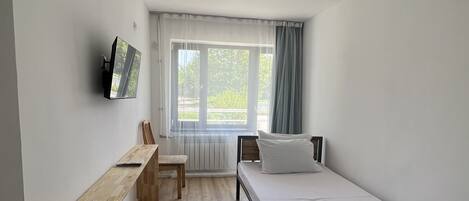 Standard Single Room | Desk, bed sheets