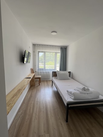 Escritorio y ropa de cama