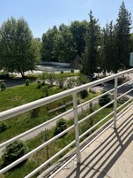 Escritorio y ropa de cama