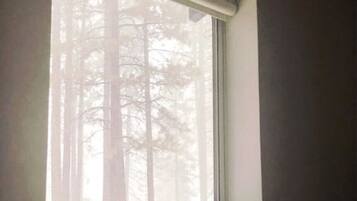 2 bedrooms, travel crib, free WiFi, bed sheets