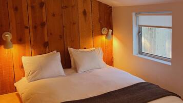 2 bedrooms, travel cot, free WiFi, bed sheets