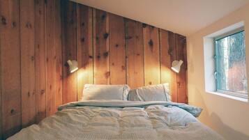 2 bedrooms, travel crib, free WiFi, bed sheets