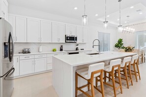 Kylskåp, mikrovågsugn, ugn och spishäll