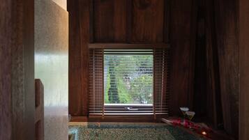 Habitación doble Prestigio, 1 cama King size, tina, vista a la ciudad | Baño | Tina con regadera, tina profunda, regadera tipo lluvia