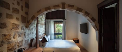 Superior Double Room, 1 Queen Bed, Bathtub, Garden View | Minibar, in-room safe, desk, blackout drapes