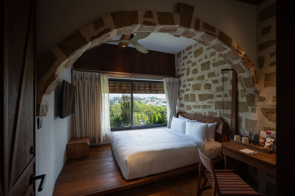 Deluxe Double Room, 1 Queen Bed, Bathtub, City View